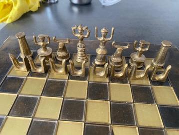 Ouderwets Schaakbord met Metalen Schaakspelers - Ca. 28x28 c beschikbaar voor biedingen