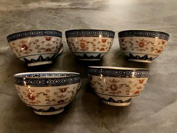 Chinese soepkommetjes met lepels beschikbaar voor biedingen