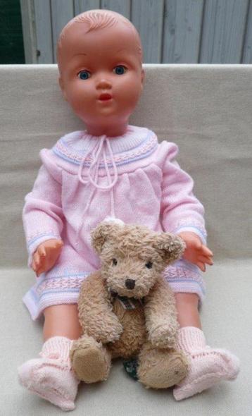 Leuke oude pop (roze outfit) beschikbaar voor biedingen