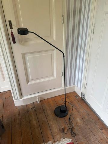 Moderne fragiele staande lamp op voet, zwart beschikbaar voor biedingen