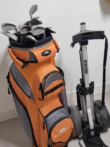 Golftas met clubs en trolley beschikbaar voor biedingen