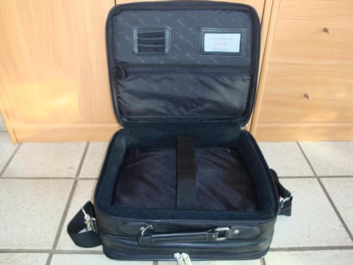 Laptop tas merk Targus type CUN1A 31, Computers en Software, Laptoptassen, Nieuw, Aktetas, 14 inch, Ophalen of Verzenden