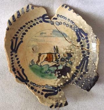 Majolica bord konijn ca 1625 bodemvondst beschikbaar voor biedingen