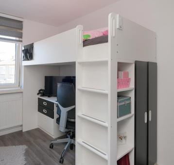 Hoogslaper met kledingkast,  bureau, ladekast en planken.