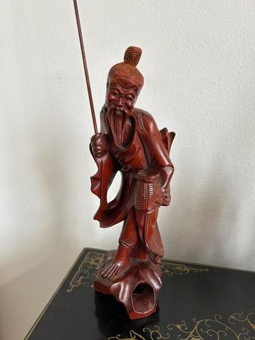 Fraai gesneden houten beeld van een Chinese visser. beschikbaar voor biedingen