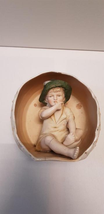 Vintage keramisch beeld, Bisque Piano Baby, jongentje in vat beschikbaar voor biedingen