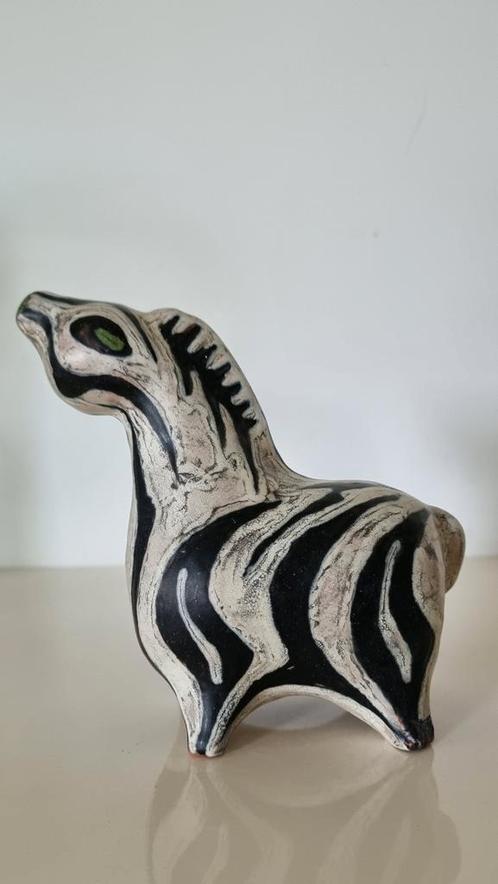 Zeldzaam zebra beeldje van keramiste Livia Gorka, Hungary, Antiek en Kunst, Kunst | Designobjecten, Ophalen of Verzenden