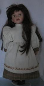 1 stenen pop, meisje, op standaard 40 cm., Verzamelen, Poppen, Ophalen of Verzenden, Gebruikt, Pop