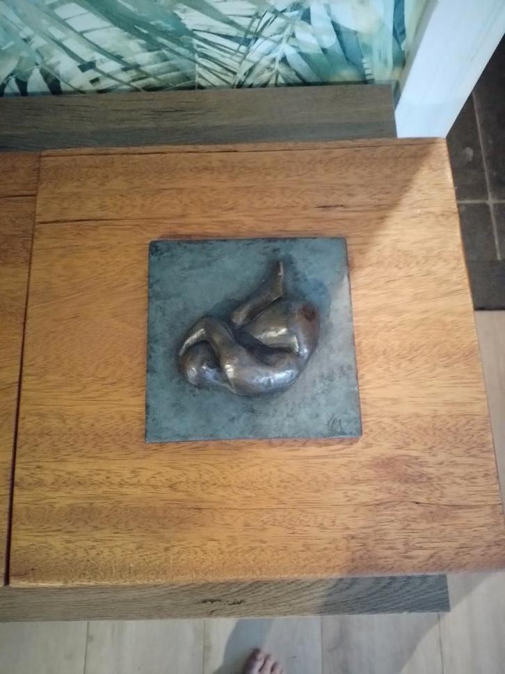 Brons,gesigneerd HM. wie heeft er informatie over kunstenaar, Antiek en Kunst, Kunst | Beelden en Houtsnijwerken, Ophalen