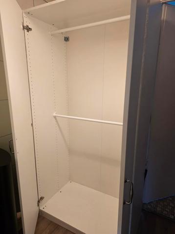 Kleding  kast beschikbaar voor biedingen