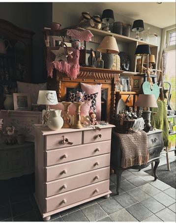 Brocante Zacht roze ladekast 