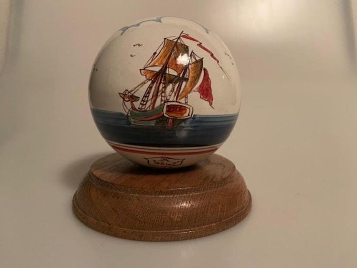 Makkum aardewerk bol op standaard, Antiek en Kunst, Antiek | Keramiek en Aardewerk, Ophalen of Verzenden