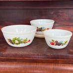 Nest van 3 vintage Pyrex mengkommen met originele deksels, Ophalen of Verzenden