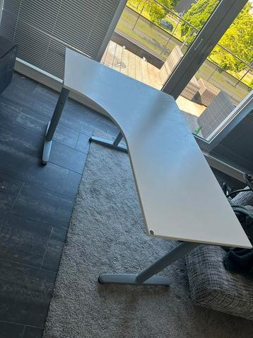 Hoogte verstelbaar hoekbureau met T-stijl poten