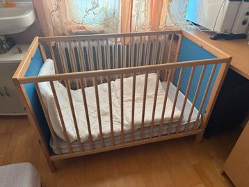 Houten ledikant met matras beschikbaar voor biedingen