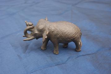 Indonesie bronzen olifant  beschikbaar voor biedingen
