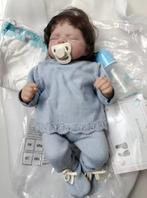 Realistische baby pop levensecht Pascal blauw (48cm), Verzamelen, Poppen, Ophalen of Verzenden, Nieuw, Pop, Levensecht of Reborn