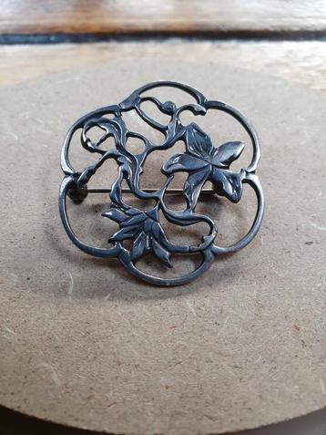 Mooie puntgave zilveren broche  beschikbaar voor biedingen