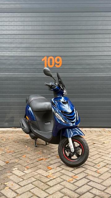 Piaggio Zip | BMW Blauw | Brom | 2022 | 452 km | GARANTIE beschikbaar voor biedingen