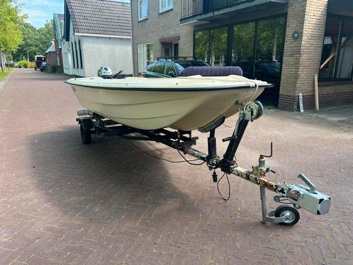 Polyester boot + 8pk Mariner + trailer, Watersport en Boten, Vis- en Consoleboten, Gebruikt, Tot 10 pk, 3 tot 6 meter, Benzine