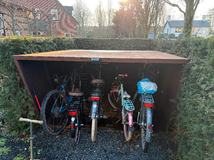 Fietsenhok cortenstaal, Tuin en Terras, Bergingen en Tuinkasten, Gebruikt, Fietsenberging, Metaal, Ophalen