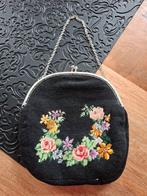 Vintage geborduurde beugeltasje met lipstickhouder, Ophalen of Verzenden, Gebruikt, Zwart, Avondtasje