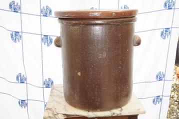 Keulse pot met deksel beschikbaar voor biedingen