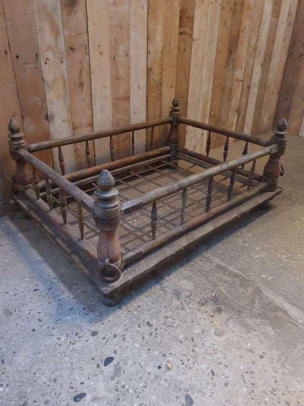 oud rek,bedje ``WOONWINKEL RUSTIEK``, Antiek en Kunst, Antiek | Woonaccessoires, Ophalen of Verzenden