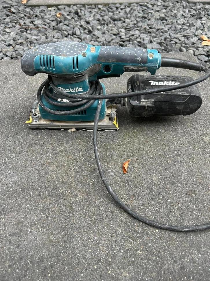 Makita vlakschuurmachine – goed werkend en compleet (€45), Doe-het-zelf en Verbouw, Gereedschap | Schuurmachines, Gebruikt, Vlakschuurmachine