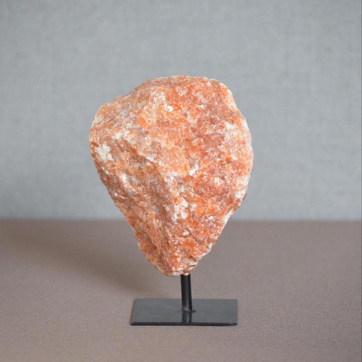 Oranje Calciet op Standaard, Verzamelen, Mineralen en Fossielen, Mineraal, Ophalen of Verzenden
