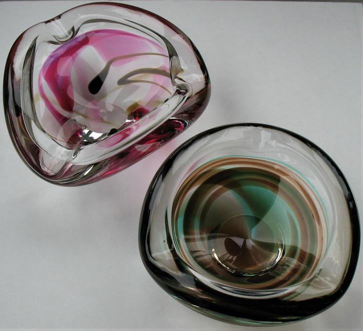 2 Max Verboeket KristalunieK Manuvaria asbakken  bruin,groen, Antiek en Kunst, Antiek | Glas en Kristal, Ophalen of Verzenden