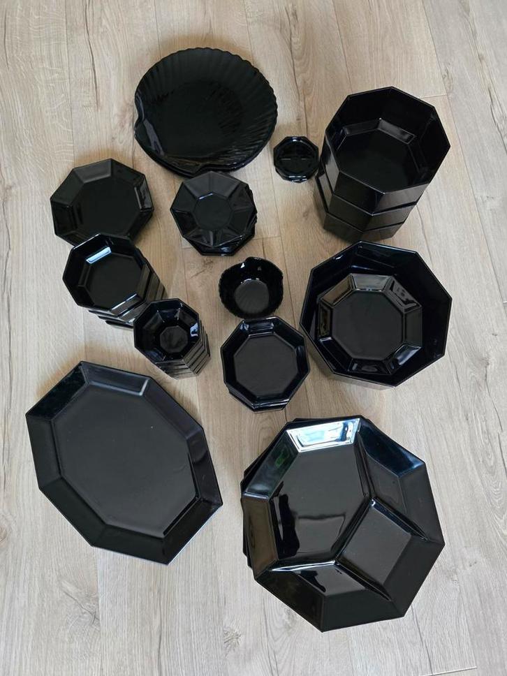 Zwart Servies - Compleet, Huis en Inrichting, Keuken | Servies, Zo goed als nieuw, Compleet servies, Effen, Ophalen