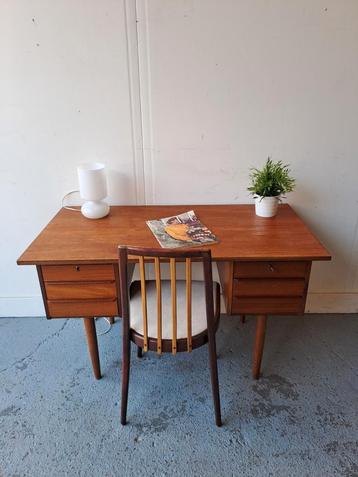 Vintage midcentury Deens teak hout bureau beschikbaar voor biedingen