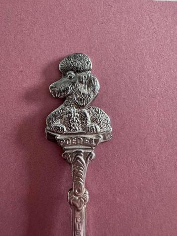 Verzilverd lepeltje poedel dierenbescherming hond beschikbaar voor biedingen