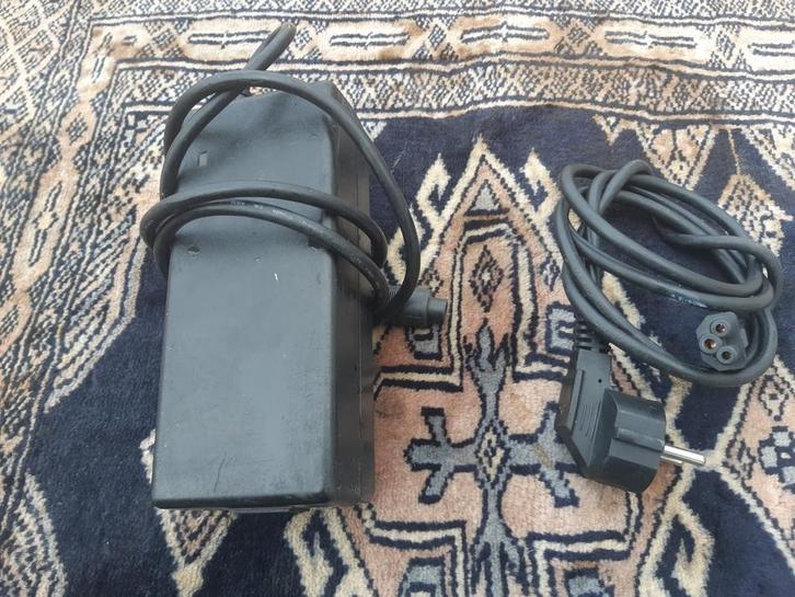 NETTE UITZIENDE ACCU LADER NU 24.95 EURO, Fietsen en Brommers, Fietsaccessoires | Fietsaccu's, Zo goed als nieuw, Ophalen of Verzenden