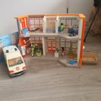 Groot ziekenhuis van playmobile met ambulance en poppetjes, Ophalen of Verzenden, Gebruikt