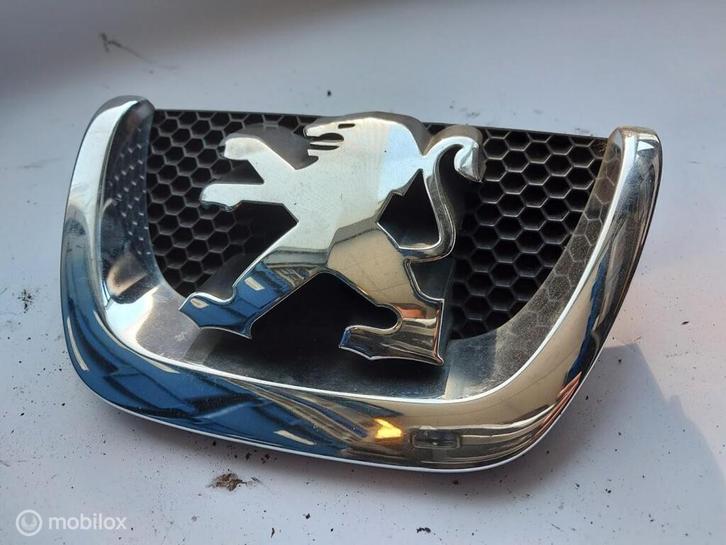 Embleem voorzijde Peugeot 207 1.6-16V ('06-'12), Auto-onderdelen, Klein materiaal, Peugeot, Gebruikt, Ophalen of Verzenden