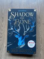 Engelstalig boek  Shadow and Bone, Ophalen of Verzenden