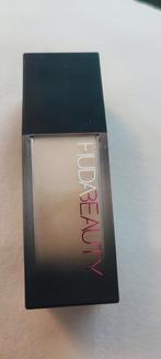 Huda Beauty Foundation - Zo goed als nieuw, Gehele gezicht, Wit, Nieuw, Ophalen of Verzenden