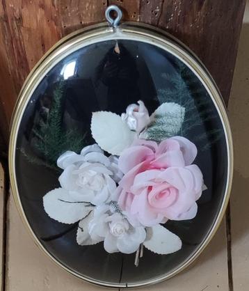 Ovale lijst met bloemen achter bol glas beschikbaar voor biedingen