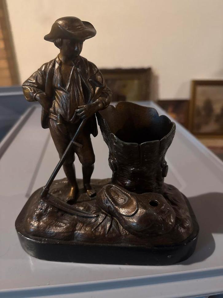 Antiek bronzen beeldje van een boer met gereedschap, Antiek en Kunst, Antiek | Koper en Brons, Brons, Ophalen of Verzenden