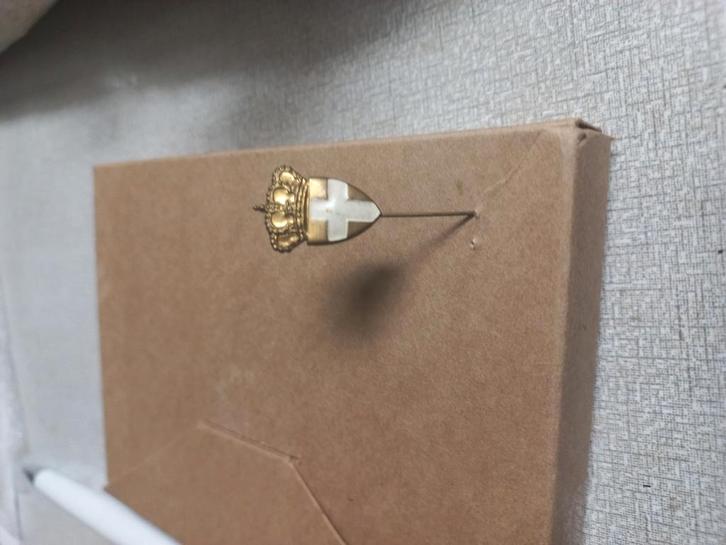 Speldje met wapenschild met wit Kruis op een gouden achtergr, Verzamelen, Speldjes, Pins en Buttons, Zo goed als nieuw, Overige onderwerpen