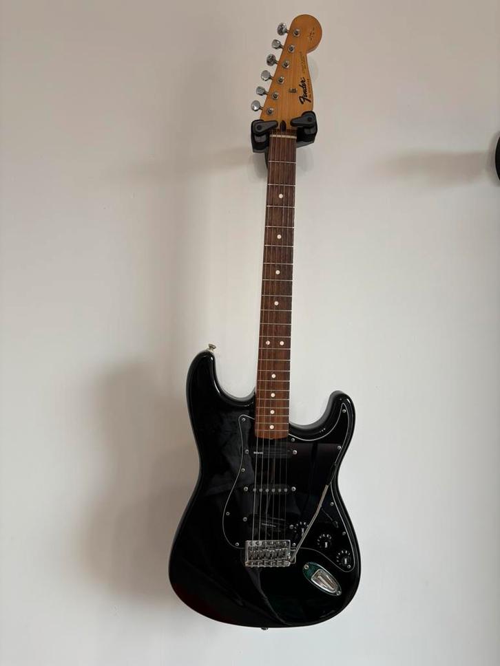 Fender stratocaster zwart, Muziek en Instrumenten, Snaarinstrumenten | Gitaren | Elektrisch, Zo goed als nieuw, Solid body, Fender