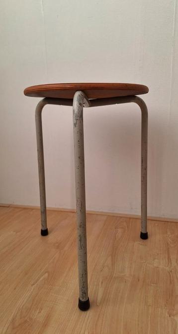 
Friso Kramer voor Ahrend de Cirkel driepoot kruk beschikbaar voor biedingen