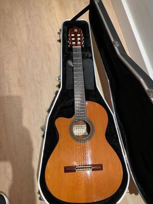Linkshandige Alhambra 5P CW spaanse gitaar (met piezo/mic), Muziek en Instrumenten, Snaarinstrumenten | Gitaren | Akoestisch, Gebruikt