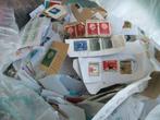 Ruim 1 kilo postzegels in gulden en eurowaarde op papier, Verzenden, Gestempeld