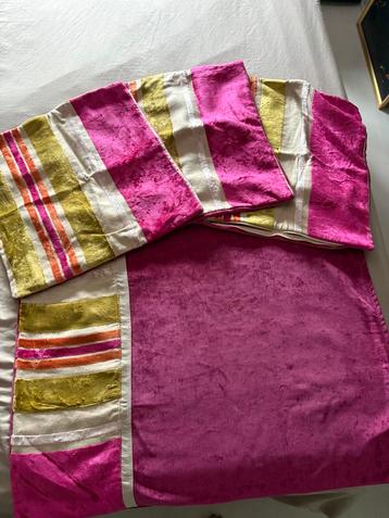 Drie kussenhoezen en een hoes voor hondenkussen beschikbaar voor biedingen