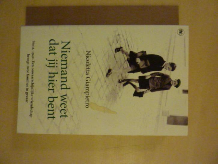 N. Giampietro - Niemand weet dat jij hier bent, Boeken, Romans, Zo goed als nieuw, Verzenden