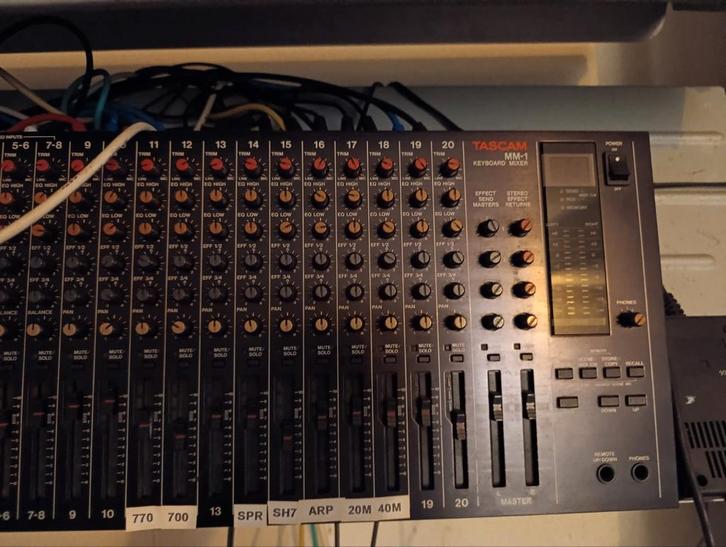 Tascam MM-1 Keyboard Mixer - 20 Kanalen, Muziek en Instrumenten, Mengpanelen, Gebruikt, 10 tot 20 kanalen, Microfooningang, Ophalen of Verzenden