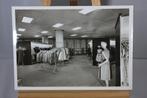 Grote fotokaart Vroom & Dreesmann Heerlen damesconfectie, Verzamelen, Ophalen of Verzenden, 1940 tot 1960, Ongelopen, Overige thema's